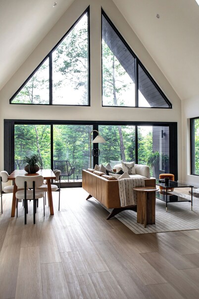 Loft Retreat on 24 acres with waterfall and hot tub