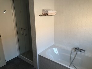 Doccia, asciugacapelli, asciugamani, sapone