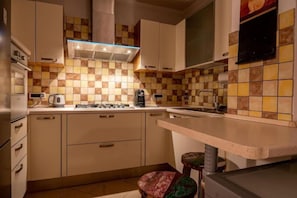 Frigorifero, microonde, forno, piano cottura