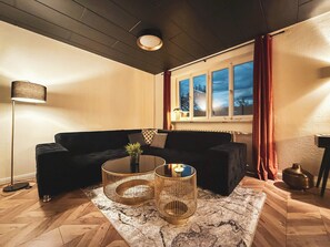 Hus, 3 soverom, fjellutsikt, hageområde | Oppholdsområde | Flatskjerm-TV