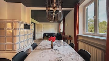 Huis, 3 slaapkamers, uitzicht op bergen, tuin | Woonkamer | Een flatscreentelevisie
