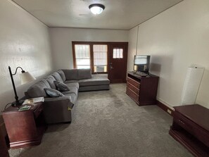 Smart TV, offices - Charming 1-bedroom Duplex with AC, WiFi, Gym access etc... (Rawlins)