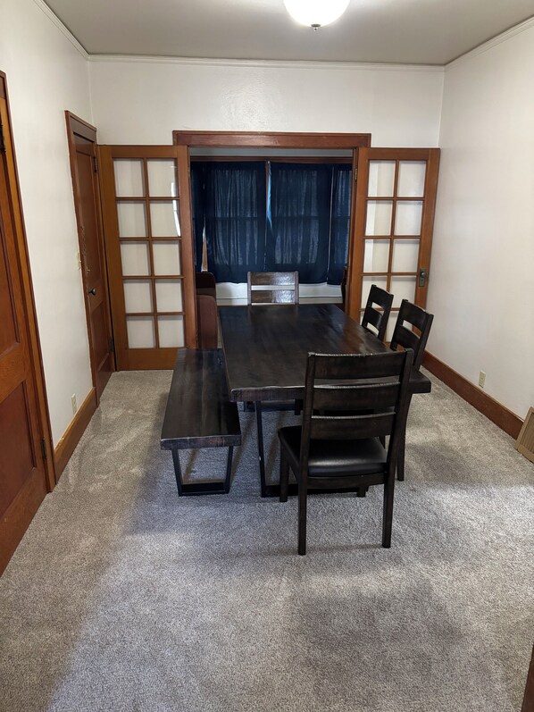 Dining - Charming 1-bedroom Duplex with AC, WiFi, Gym access etc... (Rawlins)