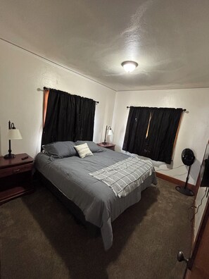 1 bedroom, iron/ironing board, WiFi, bed sheets - Charming 1-bedroom Duplex with AC, WiFi, Gym access etc... (Rawlins)