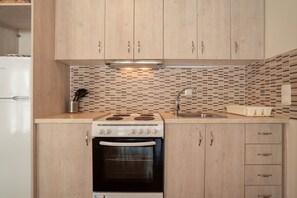 Réfrigérateur, four, plaque de cuisson, cafetière/bouilloire