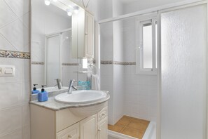 Douche, serviettes fournies