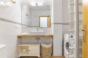 Shower, towels - Apartment 'Luz' with Private Terrace, Wi-Fi and Air Conditioning (Conil de la frontera)