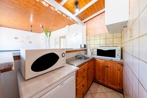Refrigerador, horno, placa de cocina, cafetera/tetera