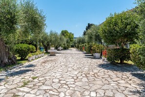 Property grounds - Apartment 'Alexandros Two Bedroom 4' with Shared Pool, Wi-Fi and Air Conditioning (Roda)