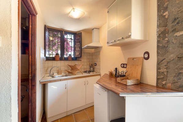 Geladeira, cooktop, cafeteira/chaleira