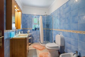 Douche, serviettes fournies