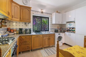 Fridge, microwave, oven, stovetop - Villa 'La Ribeyre' with Sea View, Private Pool and Wi-Fi (Boliqueime)