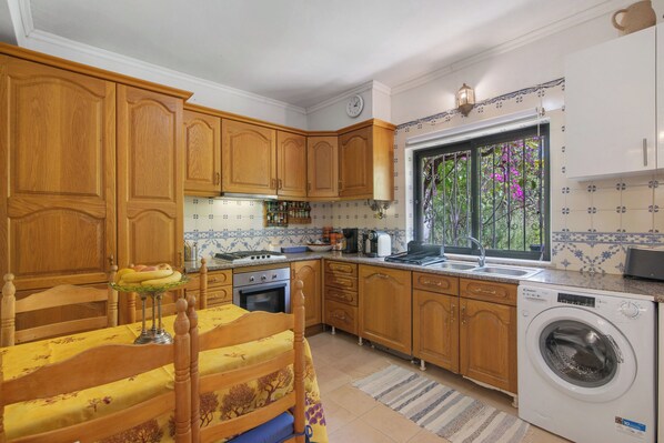 Fridge, microwave, oven, stovetop - Villa 'La Ribeyre' with Sea View, Private Pool and Wi-Fi (Boliqueime)