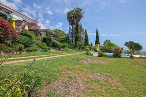 Property grounds - Villa 'La Ribeyre' with Sea View, Private Pool and Wi-Fi (Boliqueime)