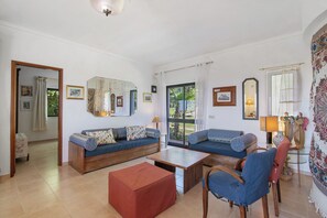 TV - Villa 'La Ribeyre' with Sea View, Private Pool and Wi-Fi (Boliqueime)