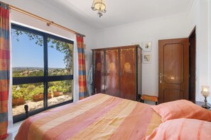Iron/ironing board, free WiFi, bed sheets - Villa 'La Ribeyre' with Sea View, Private Pool and Wi-Fi (Boliqueime)