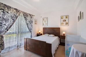 5 chambres, fer et planche à repasser, accès au Wi-Fi (inclus)