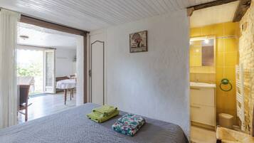 1 chambre, fer et planche Ă repasser, Wi-Fi gratuit, draps fournis