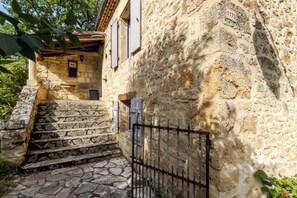 Property grounds - Cottage 'La Maison De Tine' with Shared Pool, Private Garden and Wi-Fi (Cénac-et-Saint-Julien)