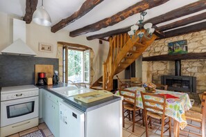 Fridge, microwave, oven, stovetop - Cottage 'La Maison De Tine' with Shared Pool, Private Garden and Wi-Fi (Cénac-et-Saint-Julien)
