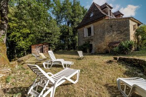 Property grounds - Cottage 'La Maison De Tine' with Shared Pool, Private Garden and Wi-Fi (Cénac-et-Saint-Julien)