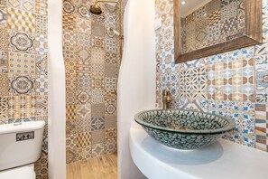 Een douche, een haardroger, handdoeken