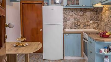 Fridge, oven, stovetop, coffee/tea maker