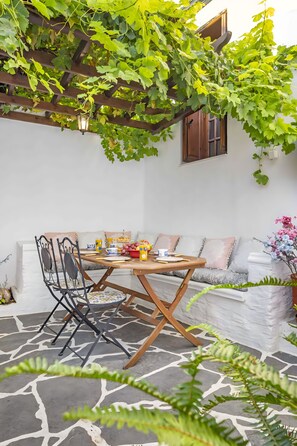 Outdoor dining - Holiday Home 'Beautiful Historic House' with Private Garden, Wi-Fi and Air Conditioning (Koskinou)