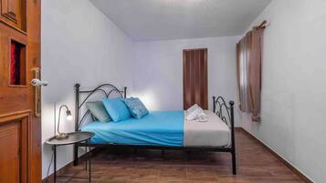 1 slaapkamer, een strijkplank/strijkijzer, gratis wifi, beddengoed