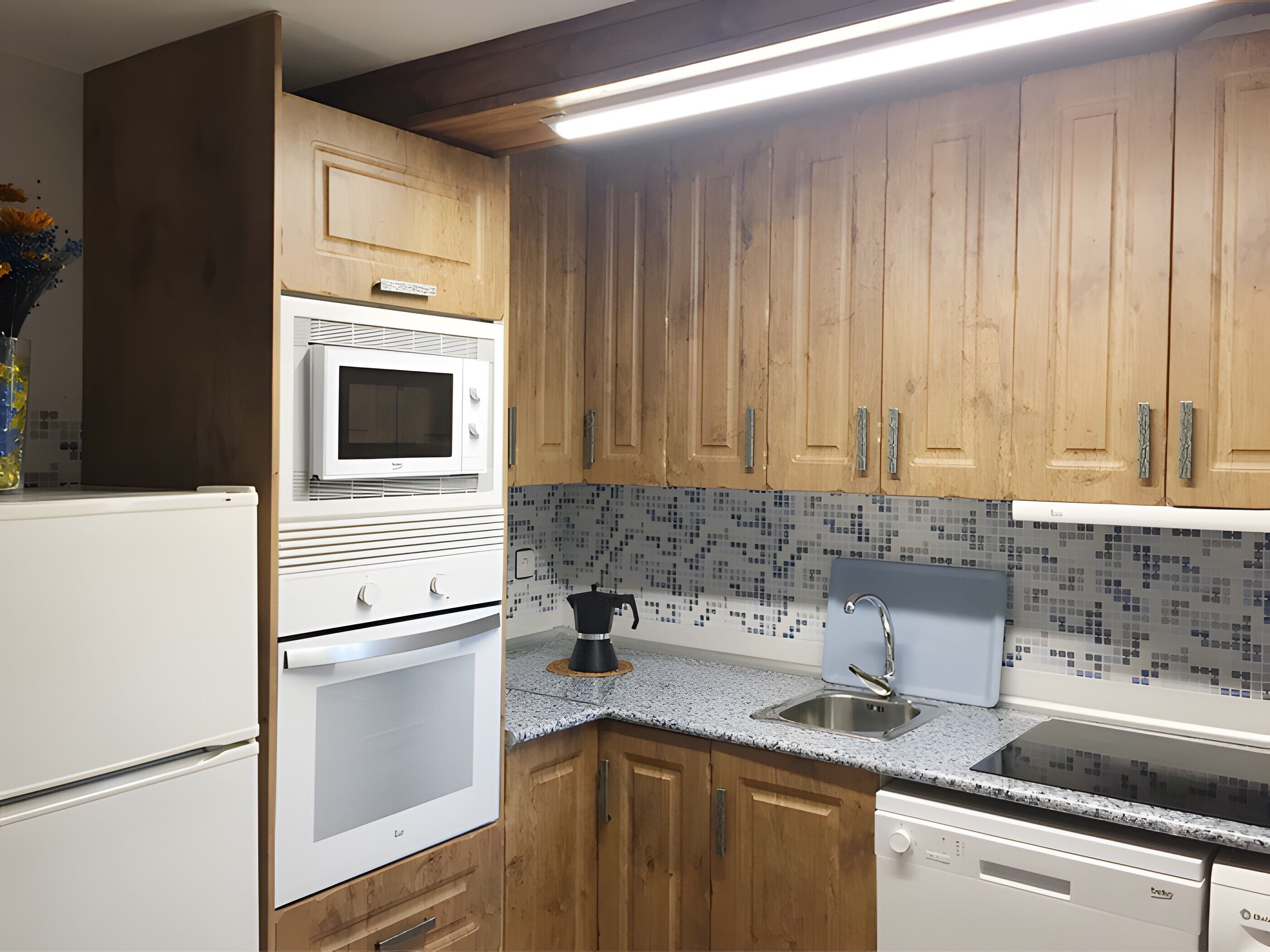 Frigorífico, microondas, horno y placa de cocina