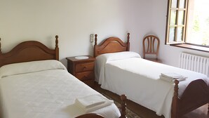 4 bedrooms, WiFi (free), bed sheets