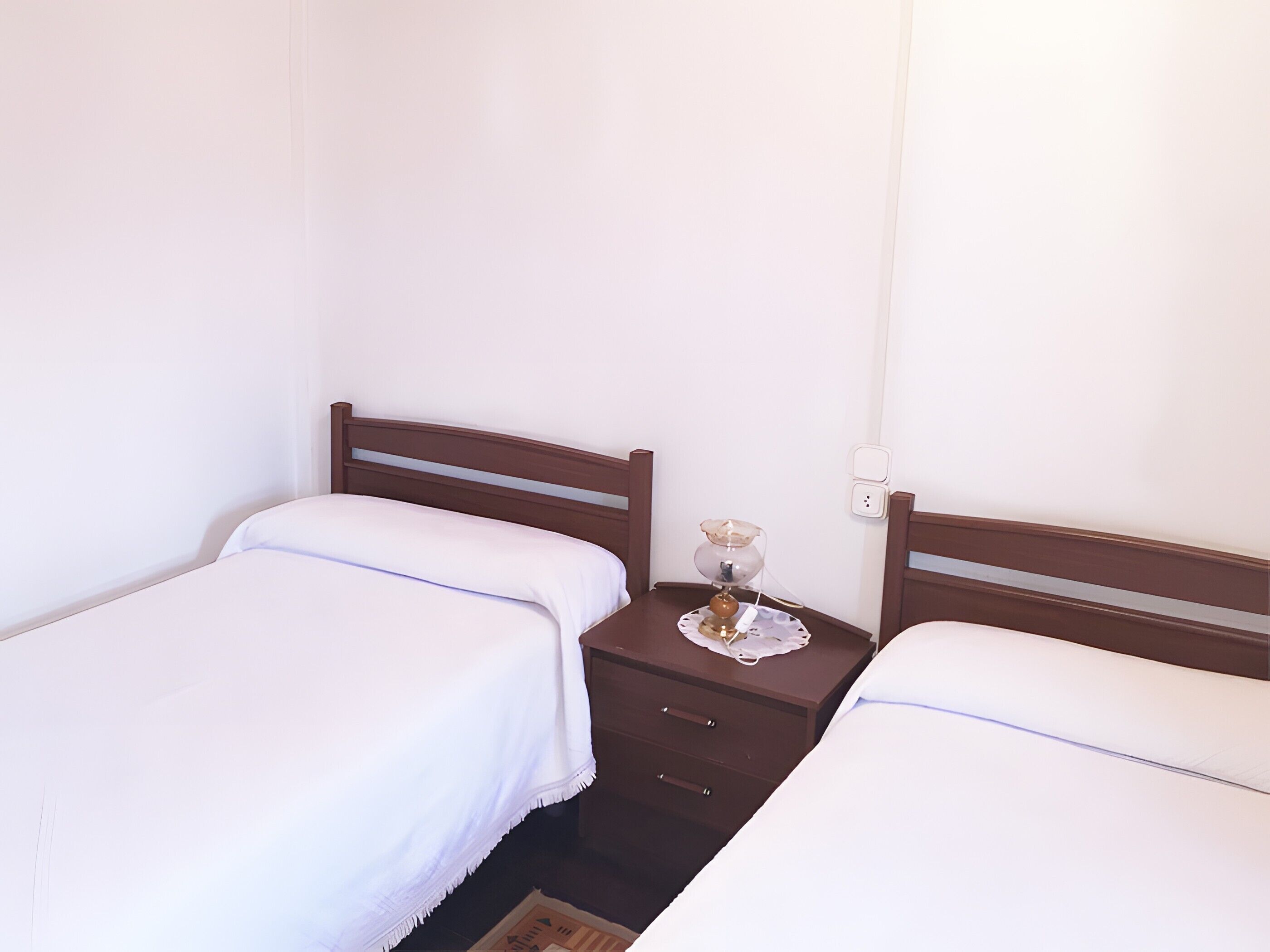 Tabla de planchar con plancha, wifi gratis, ropa de cama