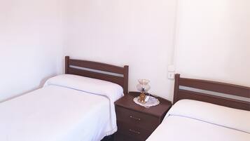 Tabla de planchar con plancha, wifi gratis, ropa de cama