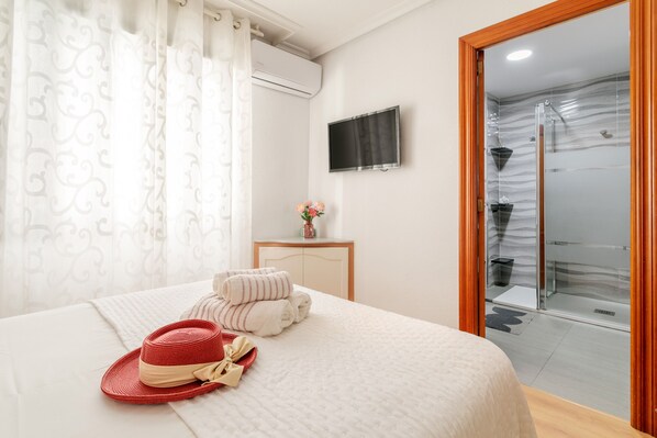 4 bedrooms, iron/ironing board, free WiFi, bed sheets