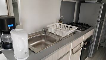 Refrigerador, microondas, horno, placa de cocina