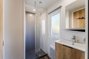 Shower - Mobile Home '4 Persons, Air-Conditioned' with Shared Pool, Private Terrace and Air Conditioning (Gastes)