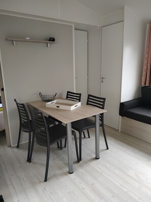 Dining - Mobile Home '4 Persons, Air-Conditioned' with Shared Pool, Private Terrace and Air Conditioning (Gastes)