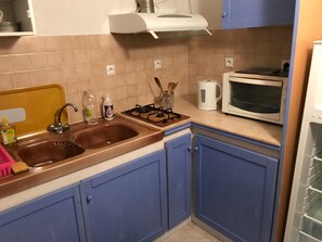 Fridge, microwave, stovetop, coffee/tea maker