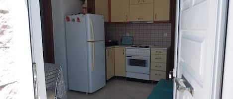 Kühlschrank, Wasserkocher mit Kaffee-/Teezubehör