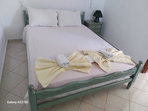 Apartment 'Menidi Studio' with Sea View, Wi-Fi and Air Conditioning