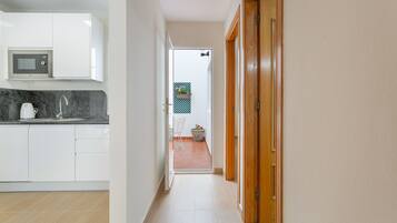 Een koelkast, een magnetron, een kookplaat, een vaatwasser