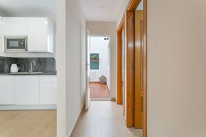 Kylskåp, mikrovågsugn, spishäll och diskmaskin