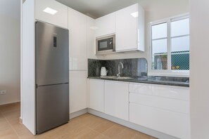 Een koelkast, een microgolfoven, een kookplaat, een vaatwasser