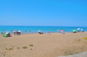 Casa, 2 habitaciones, fumadores, patio | Playa