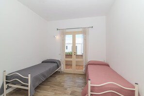 2 bedrooms, iron/ironing board, bed sheets