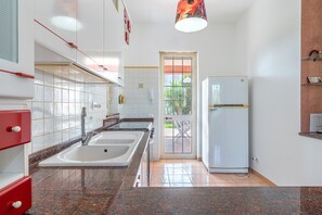Fridge, oven, stovetop, coffee/tea maker - Villa 'Delle Rose' with Private Terrace, Wi-Fi and Air Conditioning (Santa Maria del Focallo)