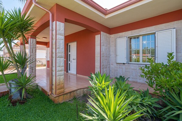 Exterior - Villa 'Delle Rose' with Private Terrace, Wi-Fi and Air Conditioning (Santa Maria del Focallo)