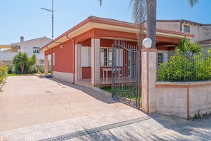 Exterior - Villa 'Delle Rose' with Private Terrace, Wi-Fi and Air Conditioning (Santa Maria del Focallo)