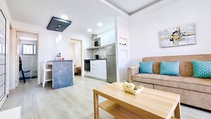 A modern apartment with a kitchen, dining area, and living room. - Apartment Bellissima With Pool and Wi-fi, 200m From the sea in Puerto del Carmen (Tías)