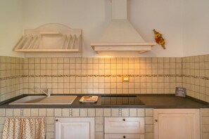 Kühlschrank, Ofen, Herdplatte, Kochgeschirr/Geschirr/Besteck